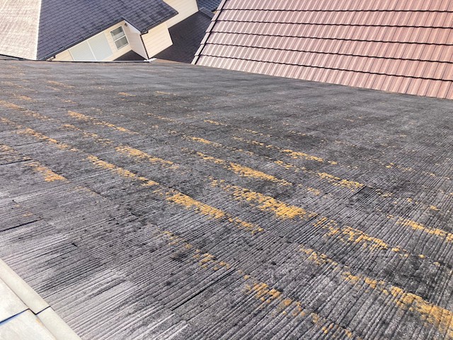 経年劣化したスレート屋根・別角度